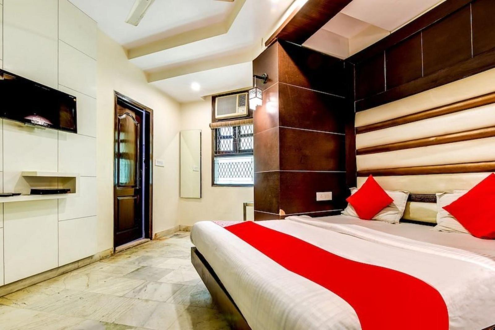 The Spot - 2 Minute Walkable Railway Station Guest house New Delhi